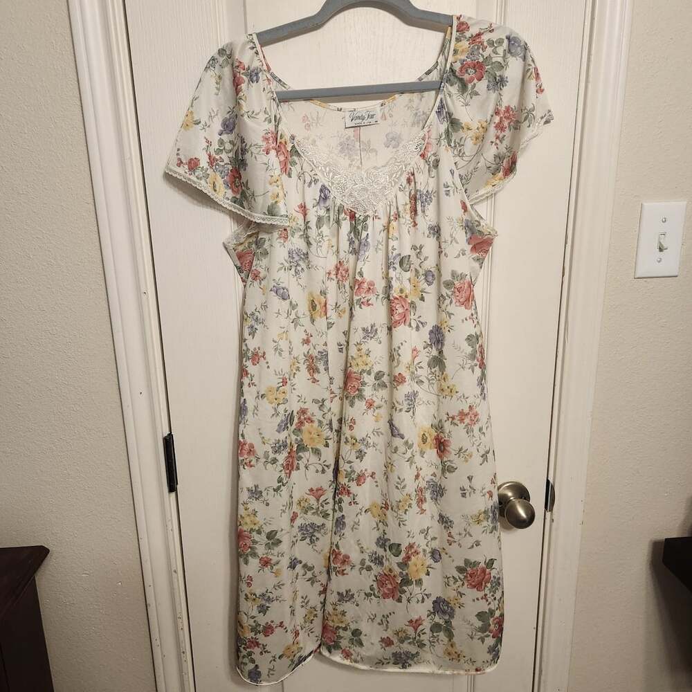 Vintage Floral Nightgown Size M Cottagecore Vintage Lace Trim USA